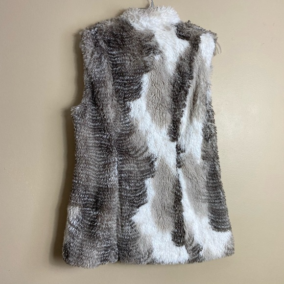 Cabi Aspen Faux Fur Vest Size Medium - Picture 8 of 16